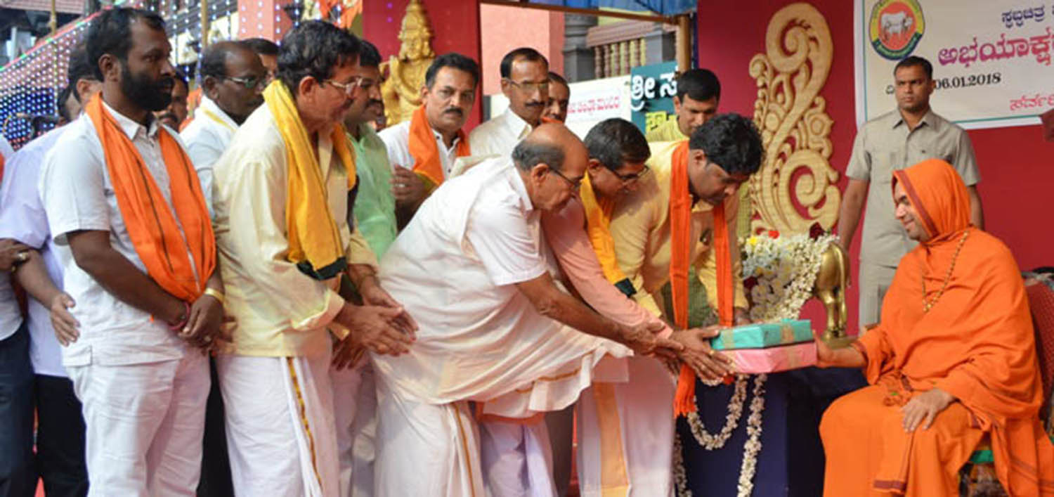 ಉಡುಪಿ: ಗೋಸಂರಕ್ಷಣೆಗಾಗಿ 50 ಕ್ಕೂ ಅಧಿಕ ಸಂತರಿಂದ ರಕ್ತಾಕ್ಷರ